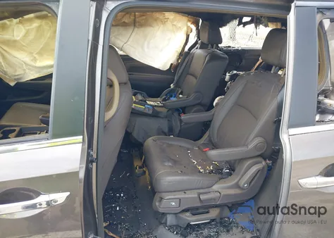 2021 Honda Odyssey Touring z USA, uszkodzony, nr VIN 5FNRL6H8XMB006701